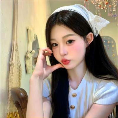给小酒馆女子喝高杯酒
